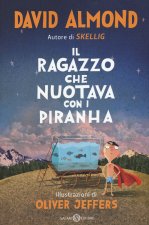ragazzo che nuotava con i piranha