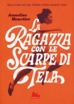 ragazza con le scarpe di tela