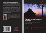 Patrząc przez lornetkę turysty