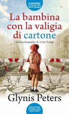 bambina con la valigia di cartone