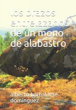 Los brazos entrelazados de un mono de alabastro