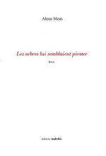 Les arbres lui semblaient pivoter
