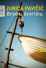 Brod u dvorištu