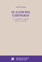 El llum del cart?graf a l'ombra negra dels turons