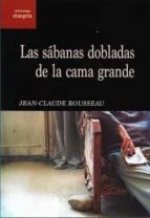 Las sábanas dobladas de la cama grande