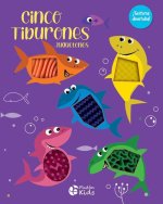 Cinco tiburones juguetones