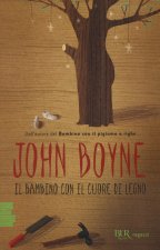 bambino con il cuore di legno