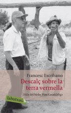 Descalç sobre la terra vermella.