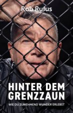 Hinter dem Grenzzaun