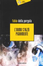 uomo s'alzò pigramente