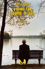 uomo che guarda il lago