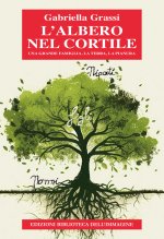 albero nel cortile. Una grande famiglia, la terra, la pianura