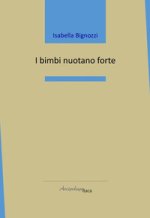 bimbi nuotano forte