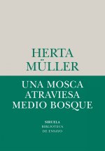 Una mosca atraviesa medio bosque