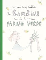 bambina con la grande mano verde