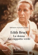 donna dal cappotto verde