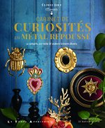 Cabinet de Curiositiés en métal repoussé
