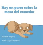 Hay un perro sobre la mesa del comedor