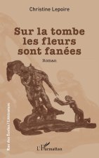 Sur la tombe les fleurs sont fanées