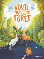 La route qui traverse la forêt
