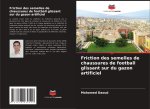 Friction des semelles de chaussures de football glissant sur du gazon artificiel
