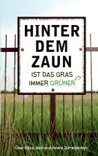 Hinter dem Zaun ist das Gras immer grüner