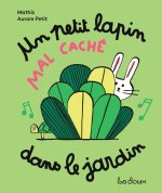 Un petit lapin et un fermier dans les choux
