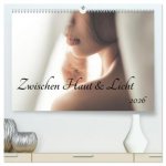 Zwischen Haut und Licht (hochwertiger Premium Wandkalender 2026 DIN A2 quer), Kunstdruck in Hochglanz