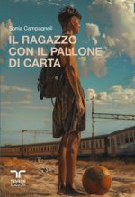 ragazzo con il pallone di carta