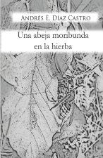 Una abeja moribunda en la hierba