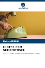 HINTER DEM SCHREIBTISCH