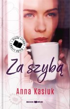 Za szybą. Duże litery