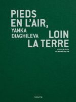 Pieds en l'air, loin la terre